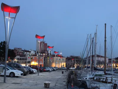 Koper, 05.01.2009Ukmarjev trg, nove luči, ki spreminjajo barvo, luči na pomolu