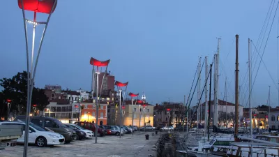 Koper, 05.01.2009Ukmarjev trg, nove luči, ki spreminjajo barvo, luči na pomolu