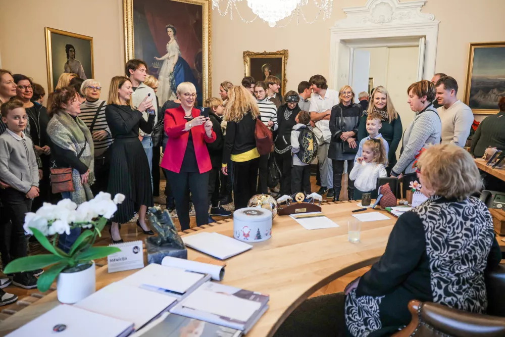 Ljubljana, Predsedniska palaca.Dogodek Dan samostojnosti in enotnosti v predsedniski palaci z ogledom prostorov, udelezence je sprejela tudi predsednica republike Natasa Pirc Musar.