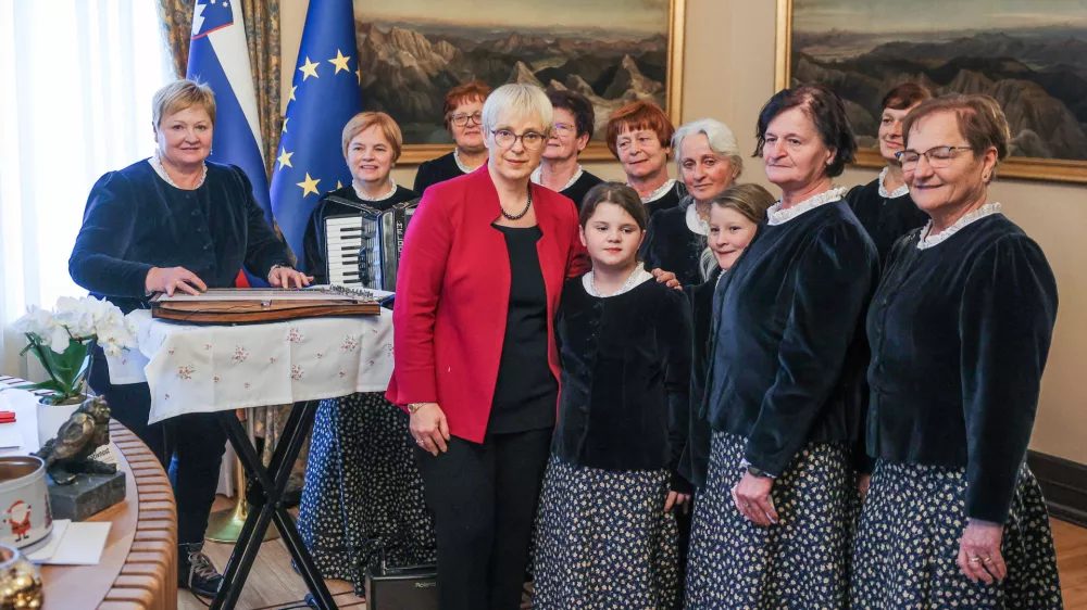 Ljubljana, Predsedniska palaca.Dogodek Dan samostojnosti in enotnosti v predsedniski palaci z ogledom prostorov, udelezence je sprejela tudi predsednica republike Natasa Pirc Musar.
