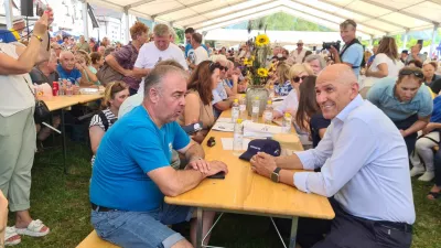 Bovec, letalisce.Z velikim srecanjem se je danes v Bovcu pricel 30. poletni tabor SDS, tradicionalno srecanje clanov in simpatizerjev stranke. Na fotografiji poslanec SDS Danijel Krivec in predsednik SDS Janez Jansa.Foto: Primorski val