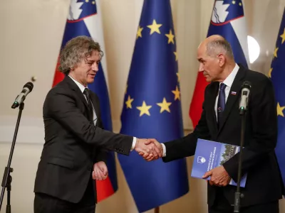 Kaj imata skupnega tovari&scaron; in izklesani desničar?