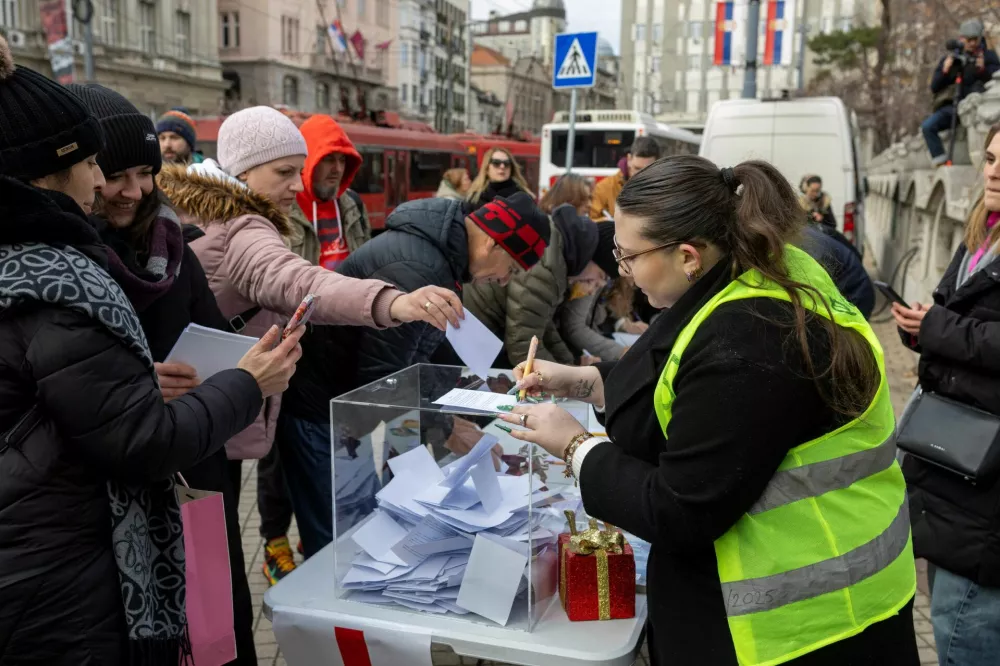 Citizens sign a petition calling for snap parliamentary elections during a student-led protest campaign, in Belgrade, Serbia, December 28, 2025. REUTERS/Djordje Kojadinovic