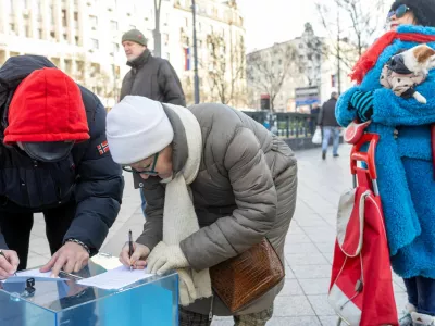 Citizens sign a petition calling for snap parliamentary elections during a student-led protest campaign, in Belgrade, Serbia, December 28, 2025. REUTERS/Djordje Kojadinovic