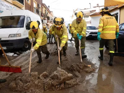 28 December 2025, Spain, Cartama: Infoca personnel clean the flooded streets in the neighborhood of Los Cardiales in Cartama following heavy rains in Malaga. The government has activated the Infoca Plan to carry out conditioning work in the Malaga municipality of Cartama, one of the most affected localities after heavy rains. Photo: &Aacute;lex Zea/EUROPA PRESS/dpa