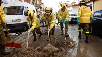 28 December 2025, Spain, Cartama: Infoca personnel clean the flooded streets in the neighborhood of Los Cardiales in Cartama following heavy rains in Malaga. The government has activated the Infoca Plan to carry out conditioning work in the Malaga municipality of Cartama, one of the most affected localities after heavy rains. Photo: &Aacute;lex Zea/EUROPA PRESS/dpa