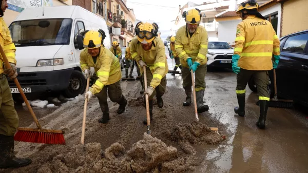 28 December 2025, Spain, Cartama: Infoca personnel clean the flooded streets in the neighborhood of Los Cardiales in Cartama following heavy rains in Malaga. The government has activated the Infoca Plan to carry out conditioning work in the Malaga municipality of Cartama, one of the most affected localities after heavy rains. Photo: &Aacute;lex Zea/EUROPA PRESS/dpa