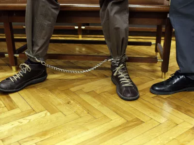 - simbolična fotografija - policijske lisice - priprava za vklepanje aretirancev, zapornikov: - obsojenec, obsodba, zapornik, sodi&scaron;če, pravosodje, umor, kriminalec//FOTO: Jaka Gasar