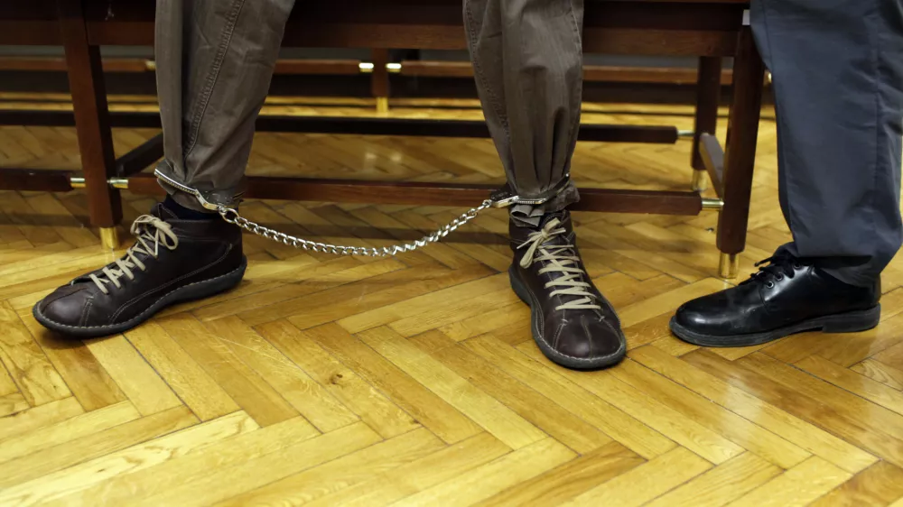 - simbolična fotografija - policijske lisice - priprava za vklepanje aretirancev, zapornikov: - obsojenec, obsodba, zapornik, sodi&scaron;če, pravosodje, umor, kriminalec//FOTO: Jaka Gasar