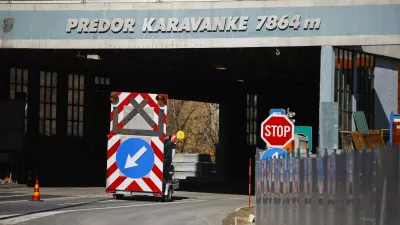 Uprava druzbe Dars si je skupaj z ministrom za infrastrukturo Jernejem Vrtovcem ogledala potek gradnje vzhodne cevi predora Karavanke.