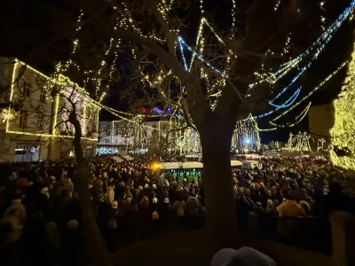 Ljubljana.Mnozica ljudi na Presernovem trgu v srediscu Ljubljane v casu napovedanega zbora harmonikarjev.