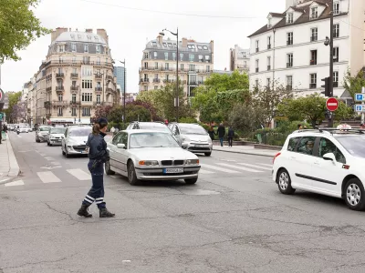 V Parizu se radi spravijo nad avtomobile.