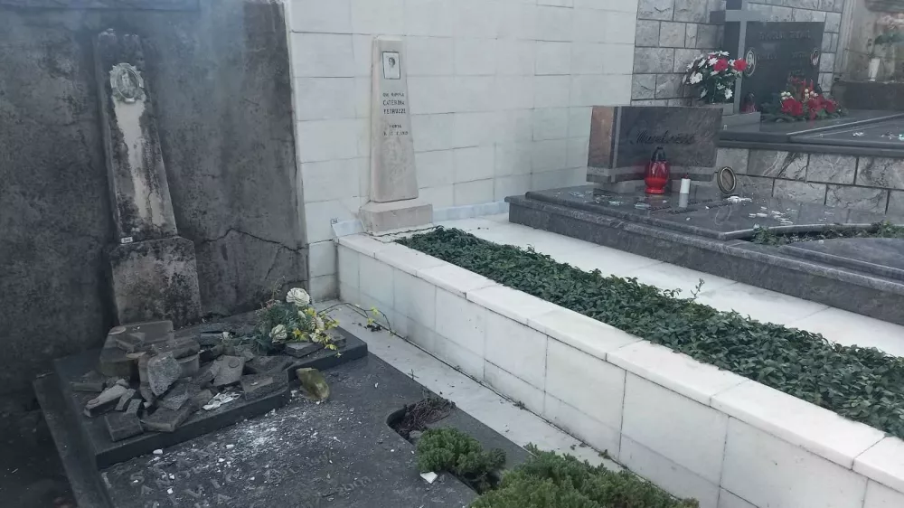 po&scaron;kodovani grobovi