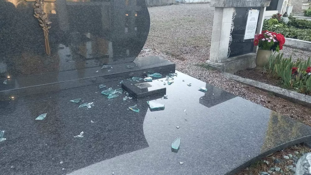 po&scaron;kodovani grobovi