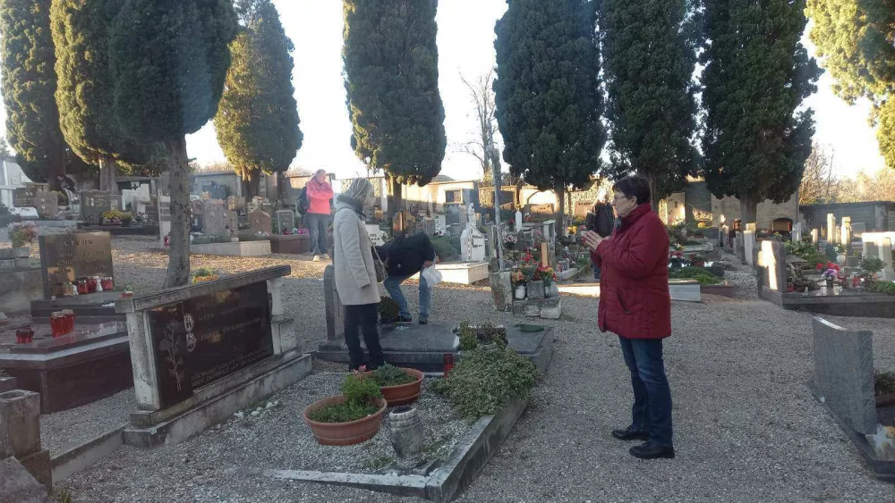 po&scaron;kodovani grobovi