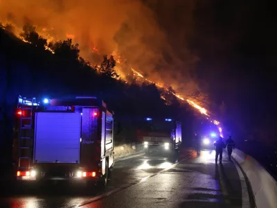 Hrvaska, Dubci. Gasenje obseznega pozara v vasi Dubci.