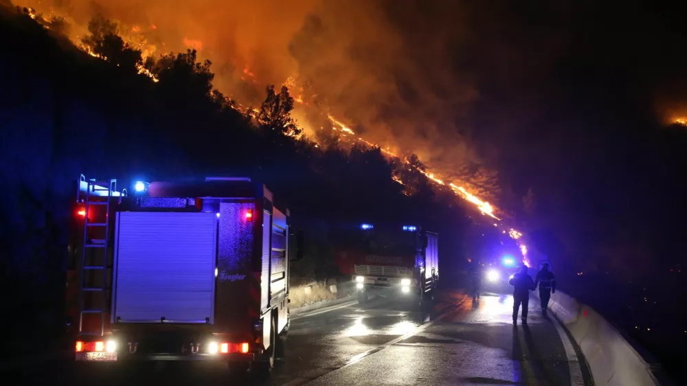 Hrvaska, Dubci. Gasenje obseznega pozara v vasi Dubci.