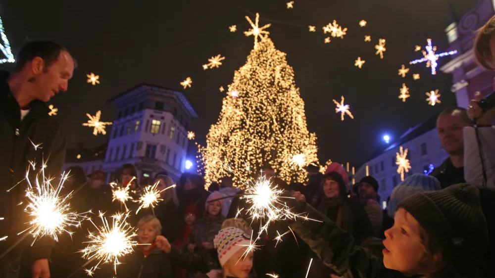 - Veseli december 2009 - prižiganje novoletne luči v sredi&scaron;ču prestolnice - svetlobna okrasitev mesta - začetek prazničnega decembrskega vzdu&scaron;ja na ljubljanskih ulicah - novoletno okra&scaron;ena Ljubljana   ///FOTO: Luka CjuhaOPOMBA: ZA OBJAVO V ČASOPISU DNEVNIK   ///FOTO: Luka CjuhaOPOMBA: ZA OBJAVO V ČASOPISU DNEVNIK  ///FOTO: Luka CjuhaOPOMBA: ZA OBJAVO V ČASOPISU
