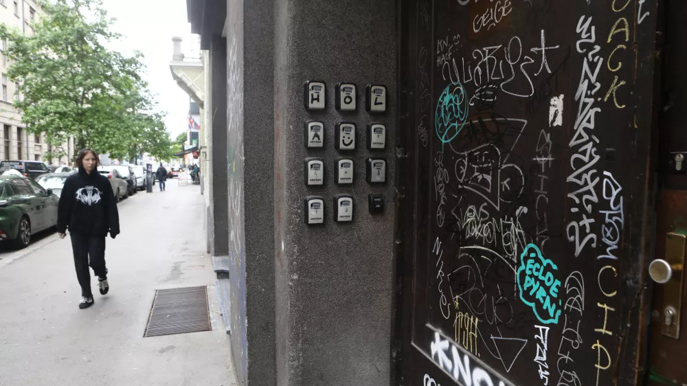 14.05.2024 - kratkoročno oddajanje nepremičnin prek spletnih platform, kot sta denimo Airbnb in Booking - Airnbn ključavniceFOTO Luka Cjuha