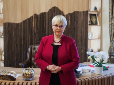 Ljubljana, Predsedniska palaca.Dogodek Dan samostojnosti in enotnosti v predsedniski palaci z ogledom prostorov, udelezence je sprejela tudi predsednica republike Natasa Pirc Musar.