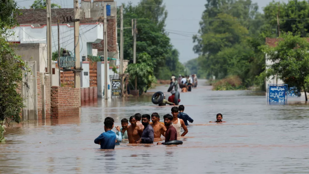 Residents wade through a flooded road, following monsoon rains and rising water levels in Qadirabad village near the Chenab River in Punjab province, Pakistan August 28, 2025. REUTERS/Akhtar Soomro / Foto: Akhtar Soomro