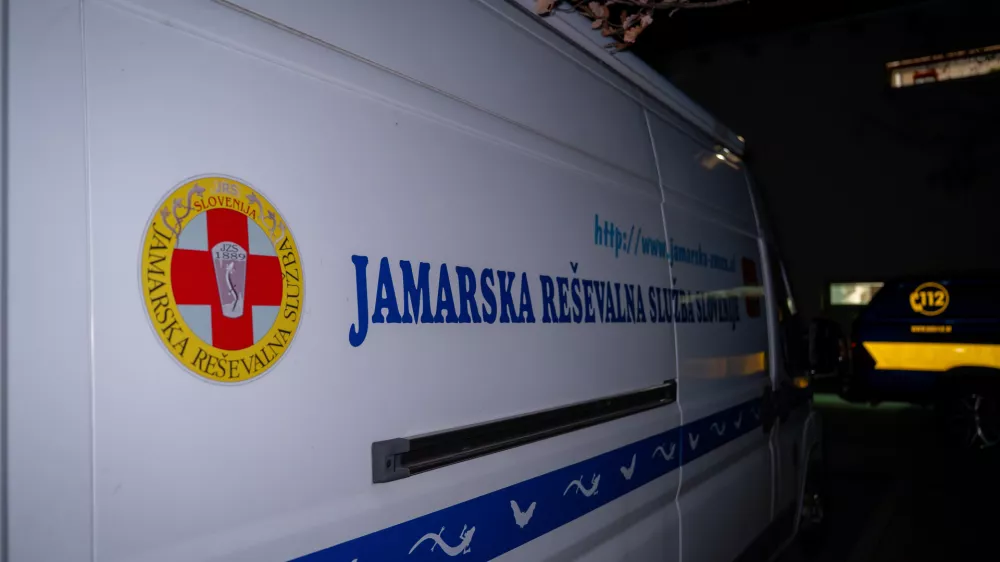 Park Skocjanske jame.Izjava namestnika vodje Jamarske resevalne sluzbe Slovenije Maksa Merele o nesreci, ki se je zgodila med potopom jamarjev potapljacev v Skocjanskih jamah.