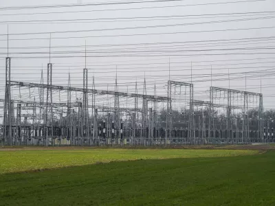 elektrika - simbolična fotografijaelektrično omrežjeomrženinaporaba elektrikedaljnovodelektrična napeljavaELES11.02.2025 Električno omrežje, okolica BeričevaFOTO: Nik Erik Neubauer