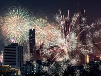 Fireworks explode during the New Year celebrations in Bangkok, Thailand, January 1, 2026. REUTERS/Athit Perawongmetha   TPX IMAGES OF THE DAY
