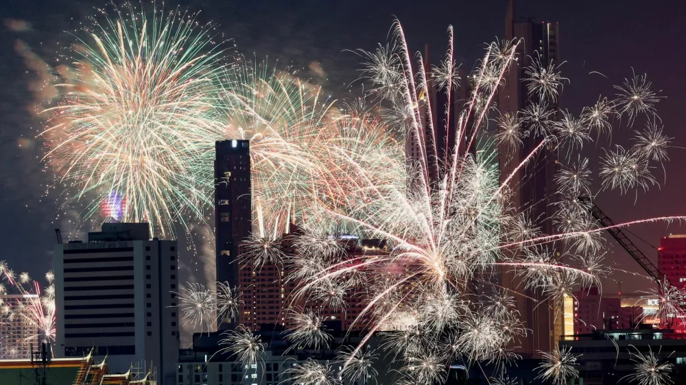 Fireworks explode during the New Year celebrations in Bangkok, Thailand, January 1, 2026. REUTERS/Athit Perawongmetha   TPX IMAGES OF THE DAY