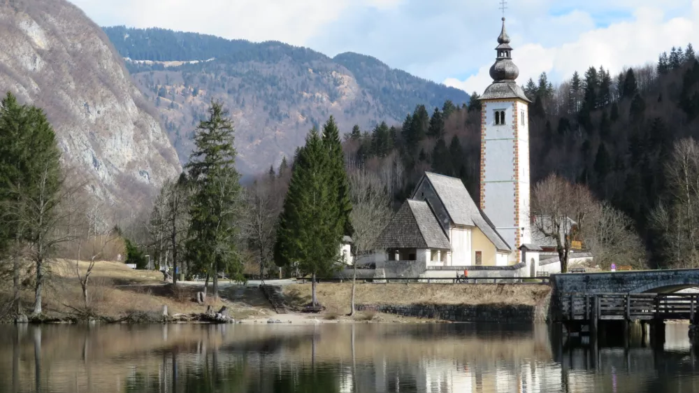 Bohinj, Bohinjsko jezero, cerkev