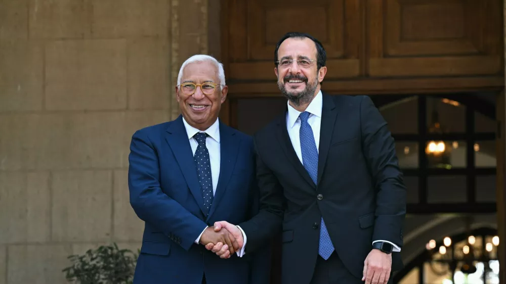 ciprski predsednik Nicos Christodoulides s predsednikom evropskega sveta Antoniom Costo. 