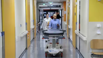 - simbolična fotografija - zdravstvo, zdravnik, medicinska sestra, medicinsko osebje, pacient, bolnica, bolnišnica- 12.03.2025 - ministrica za zdravje Valentina Prevolnik Rupel si je na delovnem obisku v Univerzitetnem kliničnem centru (UKC) ogledala tekoče investicije//FOTO: Jaka Gasar