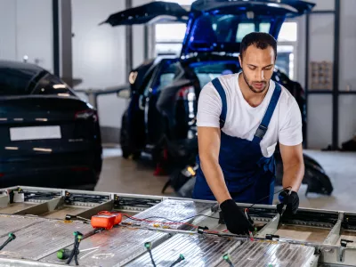 Dobre neodvisne delavnice lahko delo opravijo precej ceneje in bolje od uradnih servisov. / Foto: Istock