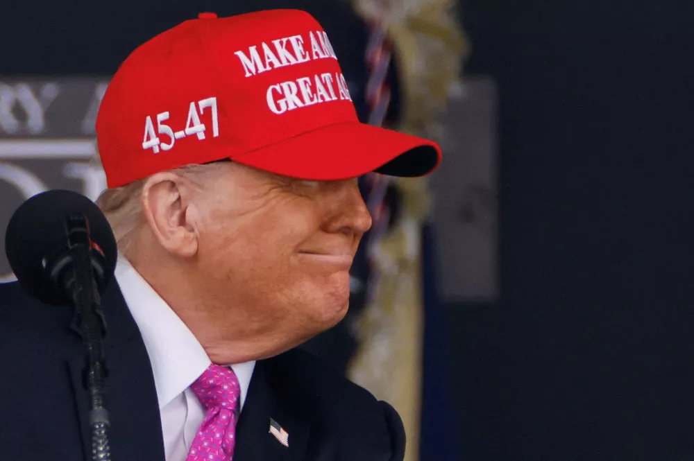FILE PHOTO: U.S. President Donald Trump wears a 'Make America Great Again' (MAGA) hat as he attends the commencement ceremony at West Point Military Academy in West Point, New York, U.S., May 24, 2025. REUTERS/Eduardo Munoz/File Photo / Foto: Eduardo Munoz