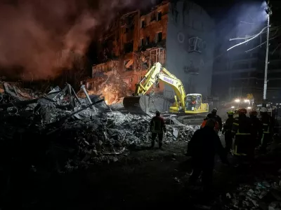 Rescuers work at the site of an apartment building hit by a Russian air strike, amid Russia's attack on Ukraine, in Kharkiv, Ukraine January 2, 2026. REUTERS/Sofia Gatilova   TPX IMAGES OF THE DAY