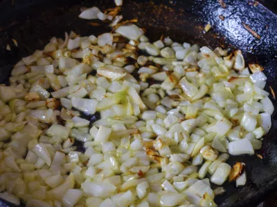 Najprej obdelajmo čebulo in se &scaron;ele nato lotimo česna. / Foto: Istock