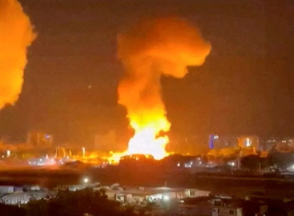 Smoke rises from explosions in Caracas, Venezuela, January 3, 2026, in this screen grab obtained from video obtained by Reuters. Video Obtained by Reuters/via REUTERS THIS IMAGE HAS BEEN SUPPLIED BY A THIRD PARTY. NO RESALES. NO ARCHIVES. NEWS USE ONLY. THIS PICTURE WAS PROCESSED BY REUTERS TO ENHANCE QUALITY. AN UNPROCESSED VERSION HAS BEEN PROVIDED SEPARATELY. VERIFICATION: - Mountains, towers and buildings match satellite and file imagery of Caracas - Date verified by multiple corroborating videos of strikes on Caracas      TPX IMAGES OF THE DAY / Foto: Video Obtained By Reuters