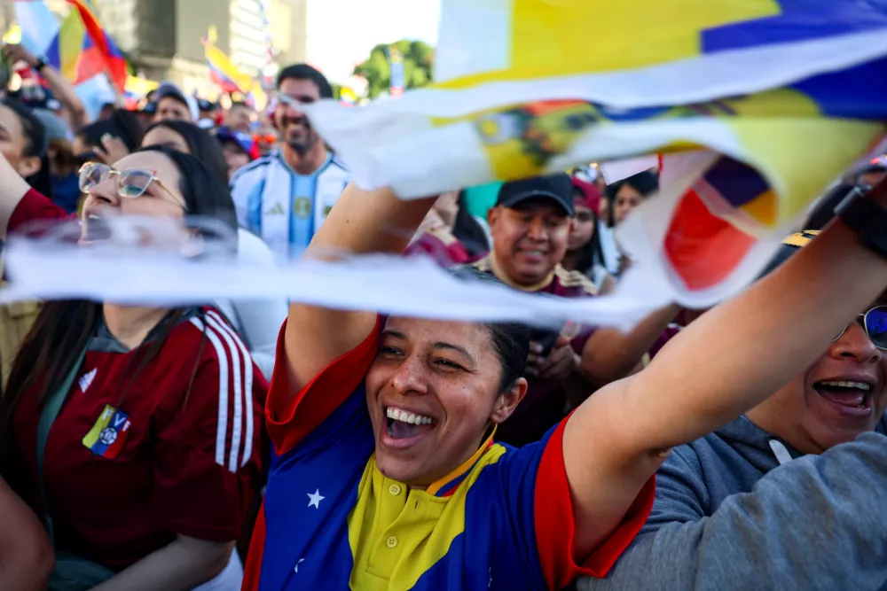 03 January 2026, Argentina, Buenos Aires: Venezuelans gather at the obelisk in Buenos Aires to celebrate the US military operation in their country. Photo: Stringer/dpa