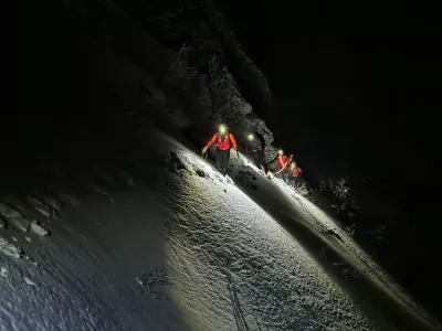 Gorsko re&scaron;evanje pohodnika s Črne prsti v snežnem metežu. 