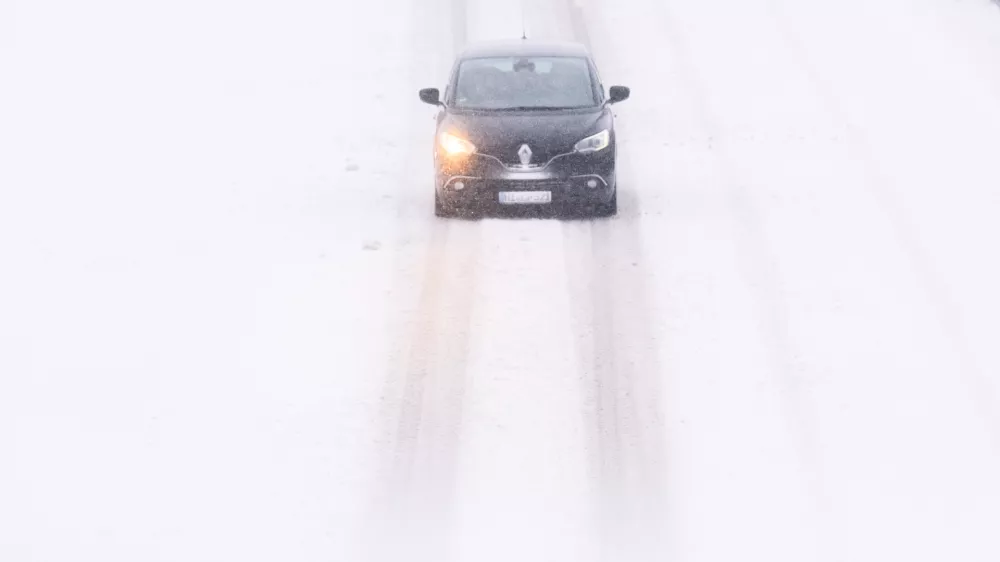 04 January 2026, Lower Saxony, Hemmingen: A car drives on the Messeschnellweg in the Hanover region during snowfall. Photo: Julian Stratenschulte/dpa