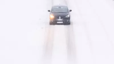 04 January 2026, Lower Saxony, Hemmingen: A car drives on the Messeschnellweg in the Hanover region during snowfall. Photo: Julian Stratenschulte/dpa