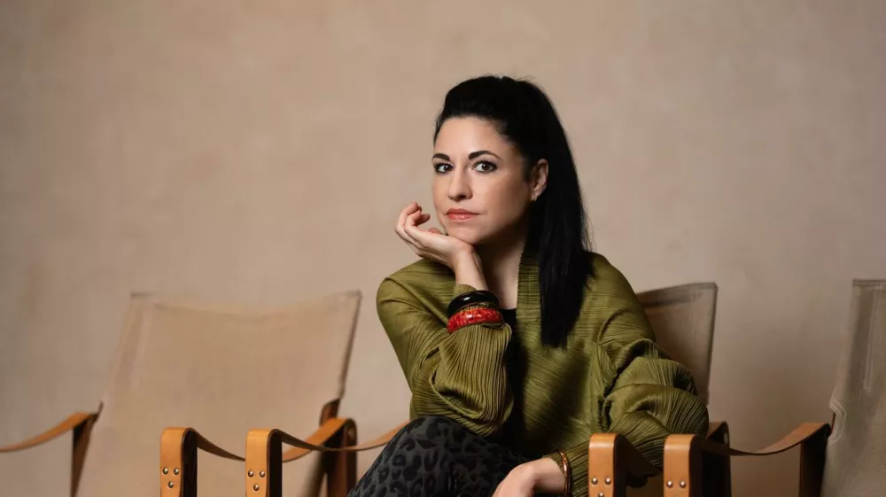 Umetnica Jasmina Cibic: Vztrajanje, ko ni aplavza, je politična gesta