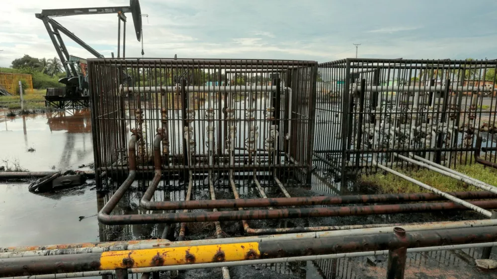 FILE PHOTO: Pipelines and an oil pump jack are seen in an oil field near Lake Maracaibo, in Cabimas, Venezuela October 14, 2022. REUTERS/Issac Urrutia/File Photo / Foto: Stringer