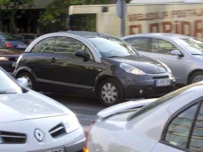 Citroen C3 Pluriel a.k.a. "žabon". zgo&scaron;čen mestni promet - Dnevnikova akcija - ljubljanska in online redakcija naredili primerjavo - izmerili so čas poti od WTCja do Dnevnika z mestnim avtobusom, avtomobilom ali kolesom /FOTO: Jaka Adamič