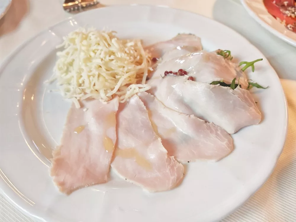 Marinirane rezine svinjine s hru&scaron;kami in hrenom, Trattoria Al Piave