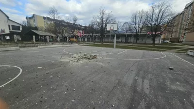 Vandali uničili klopi, poškodovali asfalt, iztrgali gasilni aparat