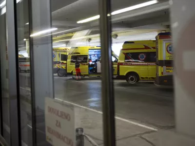 Huda gneča na ljubljanski nujni pomoči. Se obetajo prevozi v druge bolni&scaron;nice?