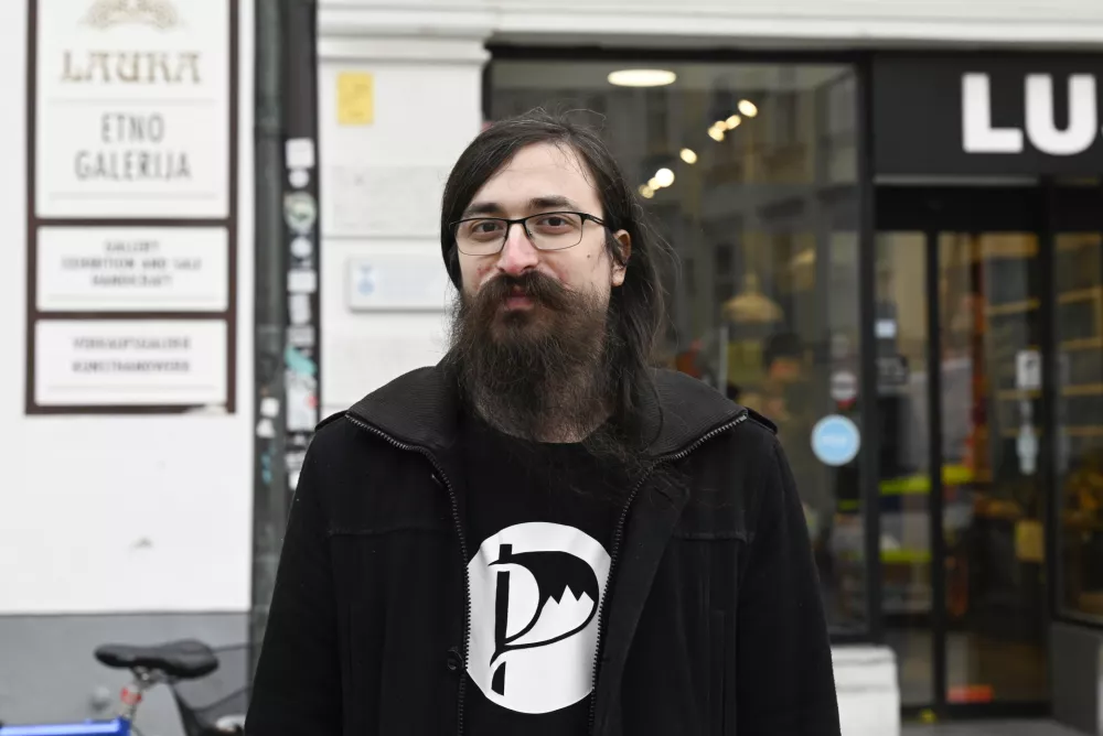 mestni svetnik Jasmin Feratović (Piratska stranka) - 27.02.2023 &ndash; Piratska stranka Slovenije - protestna akcija pred Mestno hi&scaron;o Mestne občine Ljubljana - naziv akcije "Protestna čajanka proti uničevanju ljubljanskega zdravstva". Protest Pirati -//FOTO: Nik Erik Neubauer