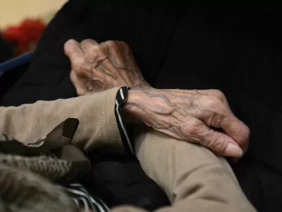 simbolična fotografija- starost, starostniki13.03.2024 -knjižnica Domžale, medgenaracijski centerFoto: Tomaž Skale