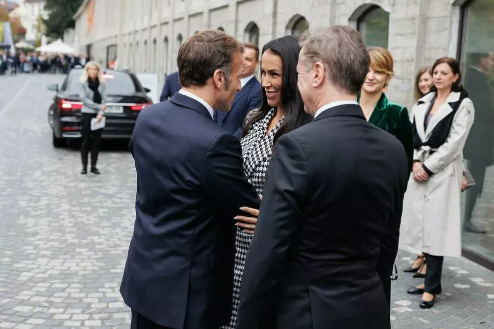Tina Gaber Golob, na sliki med Robertom Golobom in Emmanuelom Macronom, je napisala kolumna o želvi in nekatere zelo razburila. 
